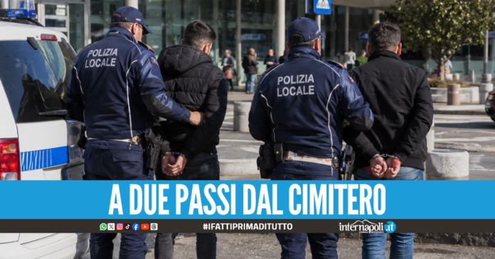 Sesso in pieno giorno dietro al centro commerciale, nei guai due uomini ad Afragola