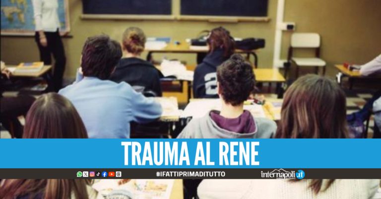 Paura a Napoli, lancia il banco contro il compagno di classe: 16enne in ospedale
