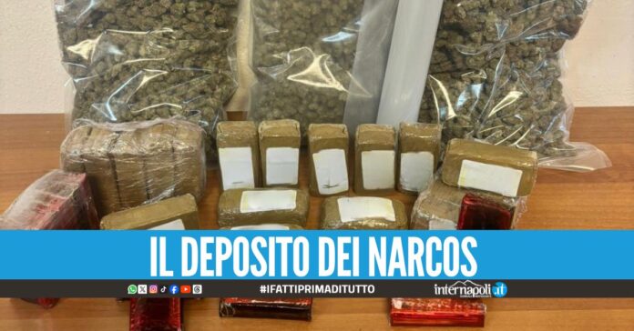 Sequestrati 4 kg di droga e proiettili, blitz nel deposito dei narcos a Napoli