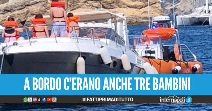 La barca sta per affondare, intera famiglia salvata al largo di Procida