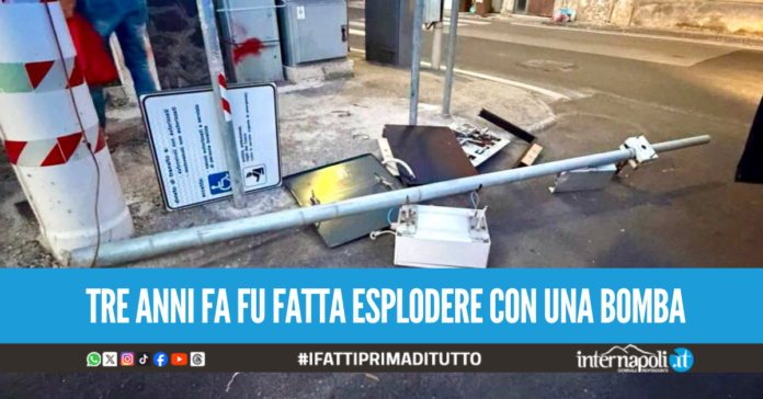Nuovo raid contro la telecamera nel porto di Baia, vandali la abbattono con il flex