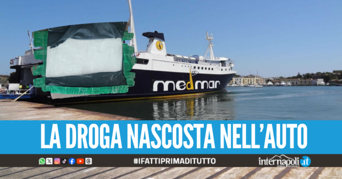 Sbarca ad Ischia con 1 kg di coca, ma al porto trova la polizia: pusher in manette