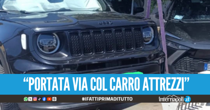 Ferma l'auto sullo stallo disabili a Bacoli per andare al mare, il sindaco: 