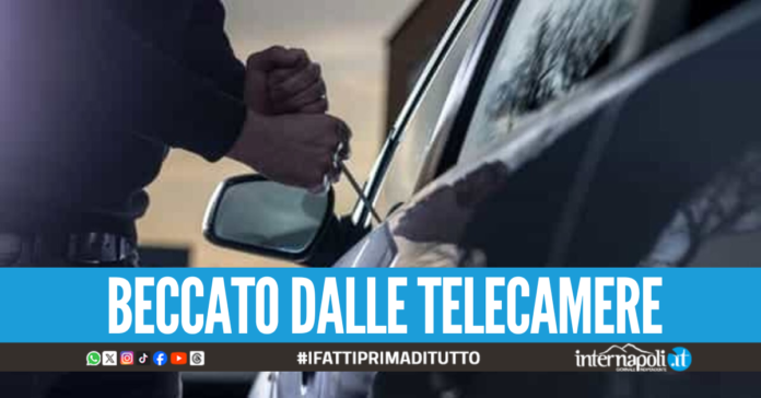 Forza e porta via una Fiat Panda in pieno centro nel Napoletano, arrestato 52enne