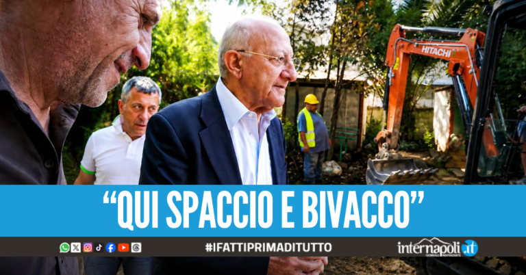 De Luca arriva con la ruspa nel parchetto a Salerno: "Farò rinascere questo posto"