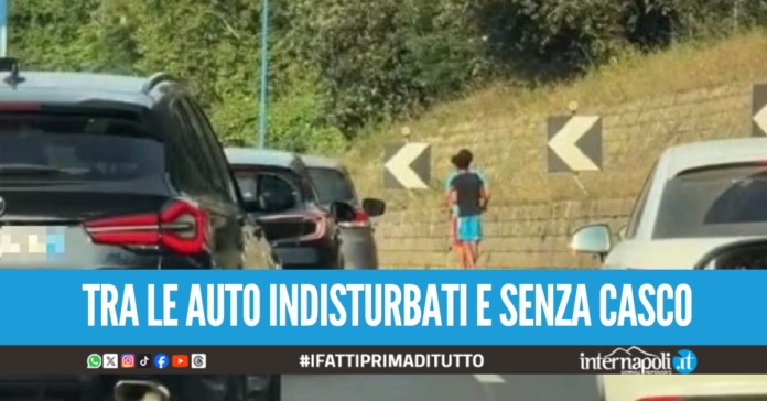 Sfrecciano in monopattino tra Domitiana e Tangenziale di Napoli, giovani ripresi tra le auto in transito