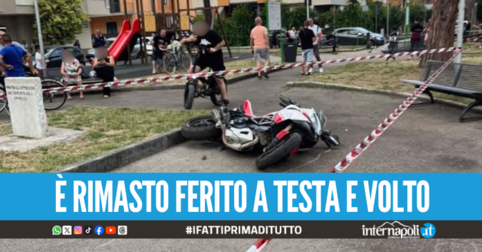 Tragedia sfiorata nel parco giochi ad Acerra, bimbo travolto dalla moto ad alta velocità