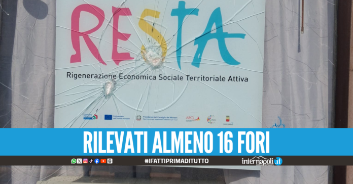 Raid a San Giovanni a Teduccio, 16 colpi di pistola contro la sede del progetto 