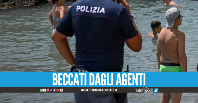 Rubano due zaini in spiaggia a Sorrento, sorpresi durante la fuga in Circumvesuviana