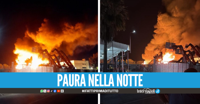 Maxi incendio nella notte a Marigliano, fiamme e fumo nero visibili da chilometri