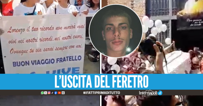 Funerali Lorenzo Spasiano: lacrime, applausi e palloncini bianchi all'uscita della bara