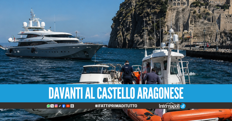 Scontro tra uno yacht e un gommone al largo di Ischia: ferito il conducente