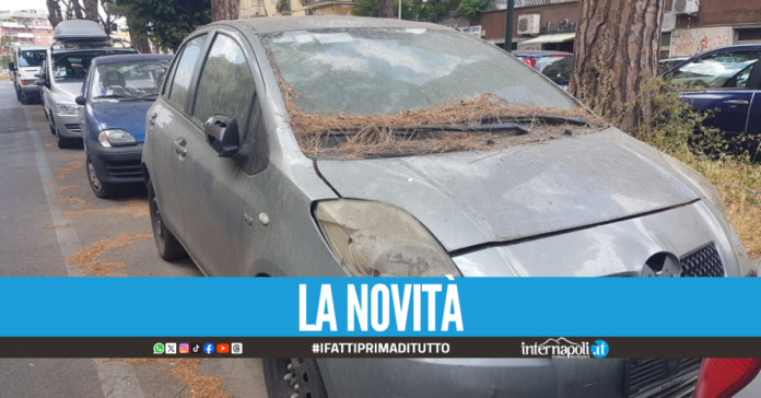 Napoli, nuova tariffa per le auto abbandonate: i proprietari pagheranno 95 euro