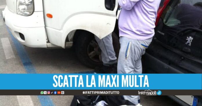 Vendeva profumi e calzini fuori al supermercato, beccato un 37enne di Napoli