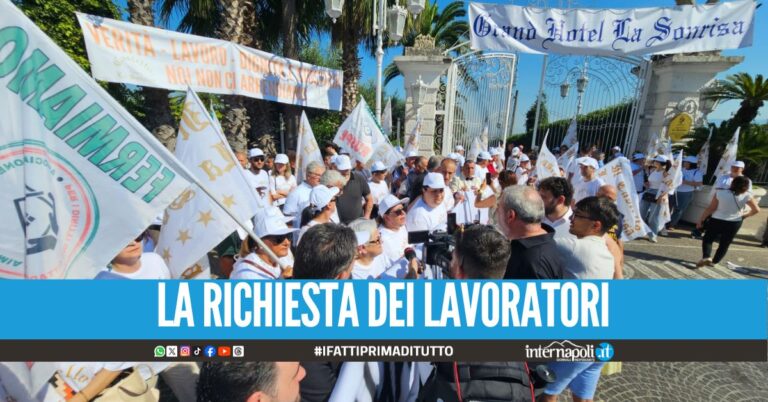 In protesta i lavoratori de La Sonrisa: "Fateci lavorare fino al 31 ottobre"