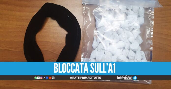 Nasconde 60 grammi di cocaina all'interno della fascia per capelli