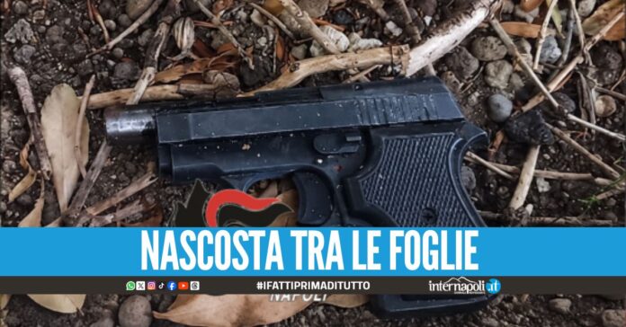 Pistola ritrovata davanti alla farmacia, mistero a Napoli