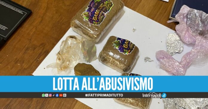 Scovati 220 grammi di hashish nell'edificio abusivo a Napoli