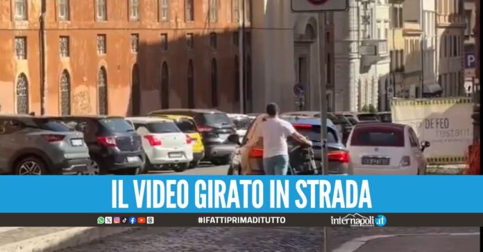 Papà copre la targa dell'auto con un passeggino e passa nella Ztl
