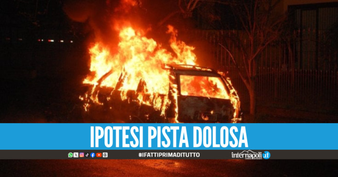 Tre auto incendiate nella notte tra Castellammare e Lettere, ipotesi pista dolosa