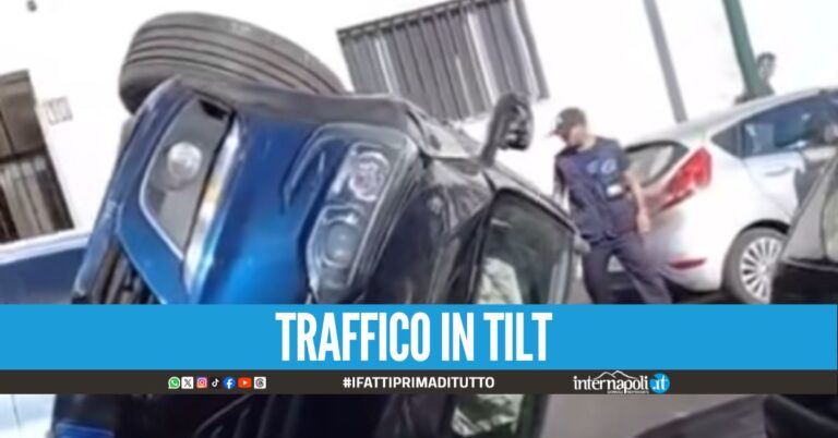 Rocambolesco incidente a Posillipo, auto si ribalta in strada