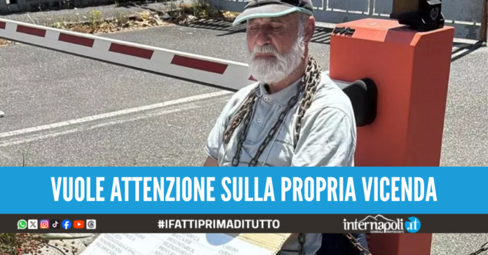 uomo incatenato tribunale napoli