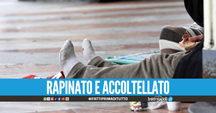 Clochard rapinato e accoltellato al volto a Napoli, gli portano via gli unici soldi che aveva