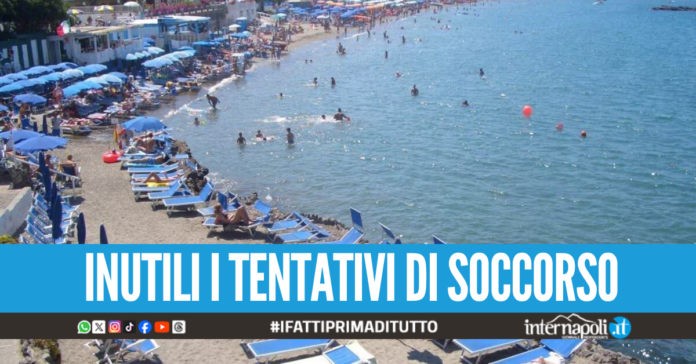 Dramma a Ischia, turista muore dopo il malore in spiaggia