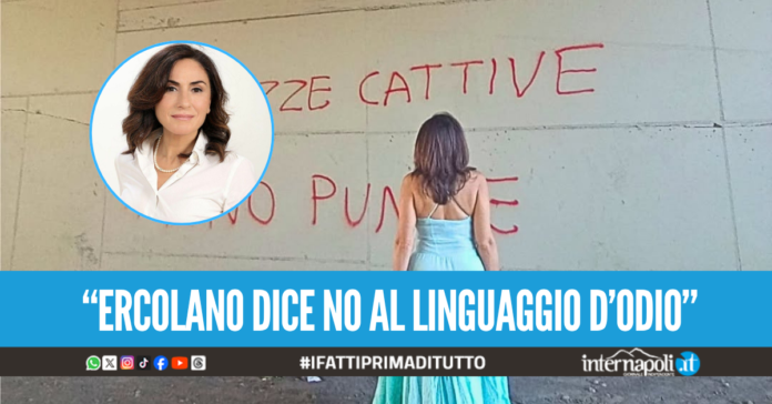 Scritta choc sotto il ponte dell'autostrada a Ercolano: 