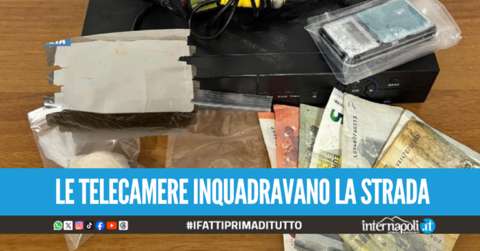 Droga addosso e in casa a Napoli, pusher controllava gli accessi con le telecamere