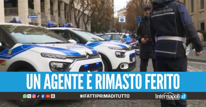 Non si ferma all'alt a Napoli e dà il via alla fuga da film, speronata auto della Municipale