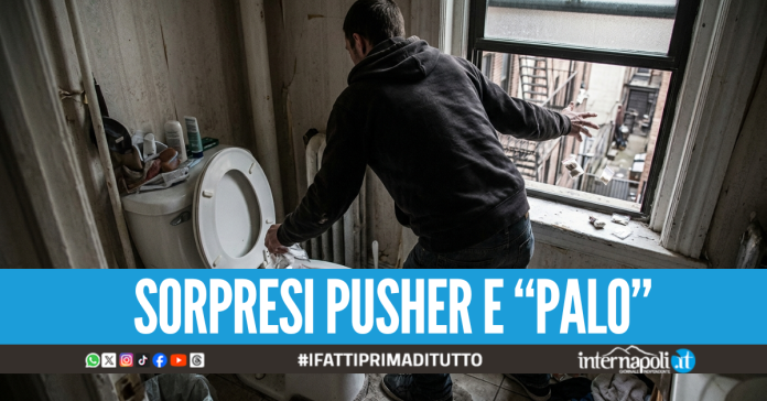 Blitz nella piazza di spaccio a Ercolano, la droga scaricata nel water e gettata dalla finestra