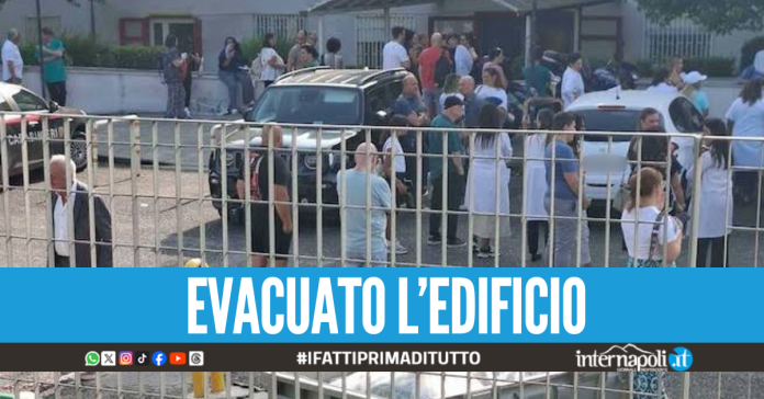 Panico all'ASL di Villaricca, uomo si cosparge di benzina e minaccia di darsi fuoco (foto Teleclub Italia)