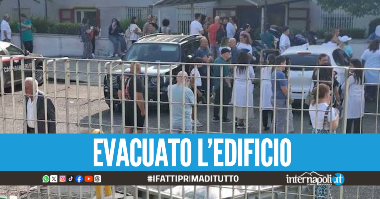 Panico all'ASL di Villaricca, uomo si cosparge di benzina e minaccia di darsi fuoco (foto Teleclub Italia)
