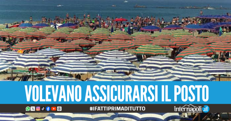 Scacco ai "furbetti" in spiaggia a Torre del Greco, ombrelloni segnaposto con sedie e tavolini
