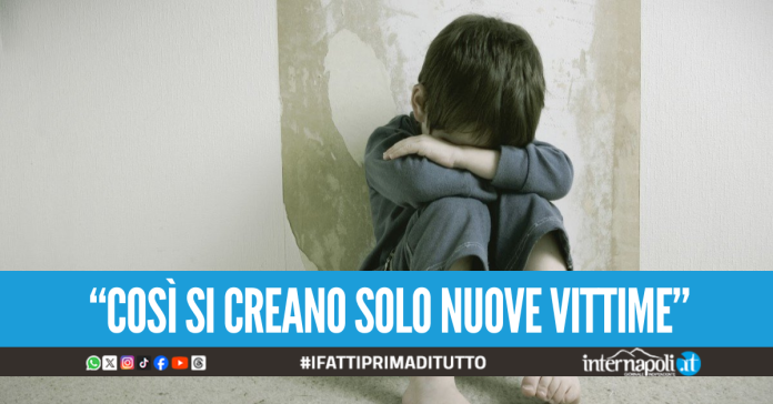 Abusò di un minorenne nel negozio a Casalnuovo, campagna d'odio social contro moglie e figlie