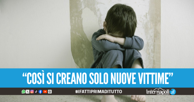 Abusò di un minorenne nel negozio a Casalnuovo, campagna d'odio social contro moglie e figlie
