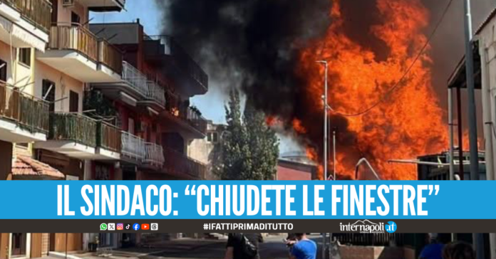 Spaventoso incendio a Striano, fiamme alte e fumo nero: è il secondo in pochi giorni