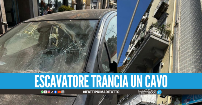 Sfiorata la tragedia a Chiaia, cadono grosse pietre da un palazzo: distrutta un'auto