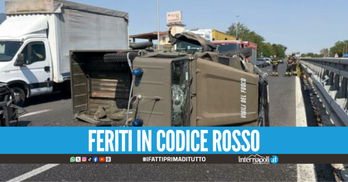 Automezzo dei Vigili del Fuoco si ribalta nel Napoletano, due feriti gravi