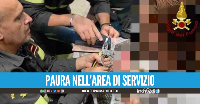Malore dopo essere stata ammanettata, liberata dai pompieri sull'A16 verso Napoli
