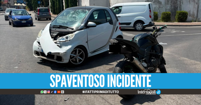 Incidente alle spalle del cimitero di Villaricca, motociclista sbalzato sul parabrezza della Smart
