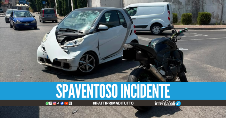 Incidente alle spalle del cimitero di Villaricca, motociclista sbalzato sul parabrezza della Smart