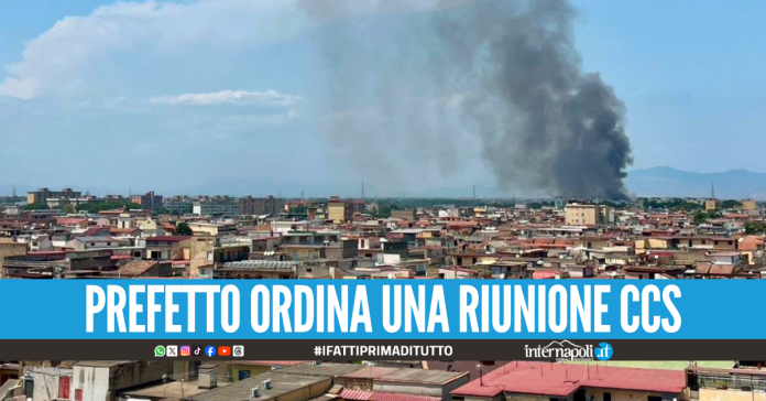 Incendio a Caivano, in fiamme un deposito abbandonato: nube visibile da chilometri