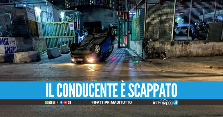 Paura a Scampia, auto si capovolge nella notte: il conducente fugge a piedi