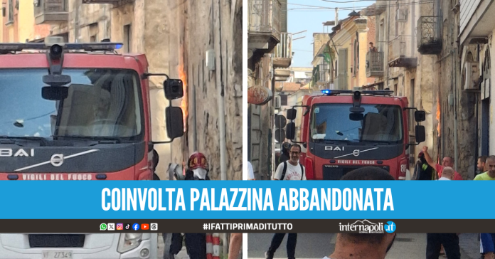 Incendio in Via Licoda a Giugliano, vigili del fuoco sul posto
