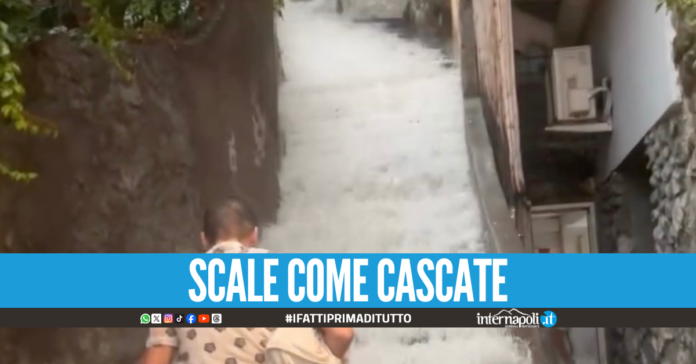 Gli scalini di Positano diventano cascate, il video virale sui social
