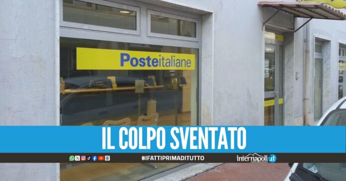 Tentano il furto all'ufficio postale, banditi in fuga nel Napoletano