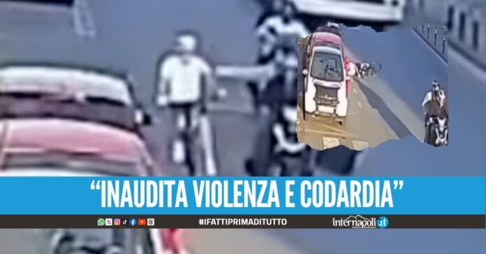 Spinge l'anziano ciclista a Pompei, il 17enne: 