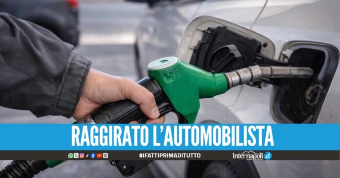 Il trucco del finto benzinaio a Napoli, beccato mentre riempiva le taniche